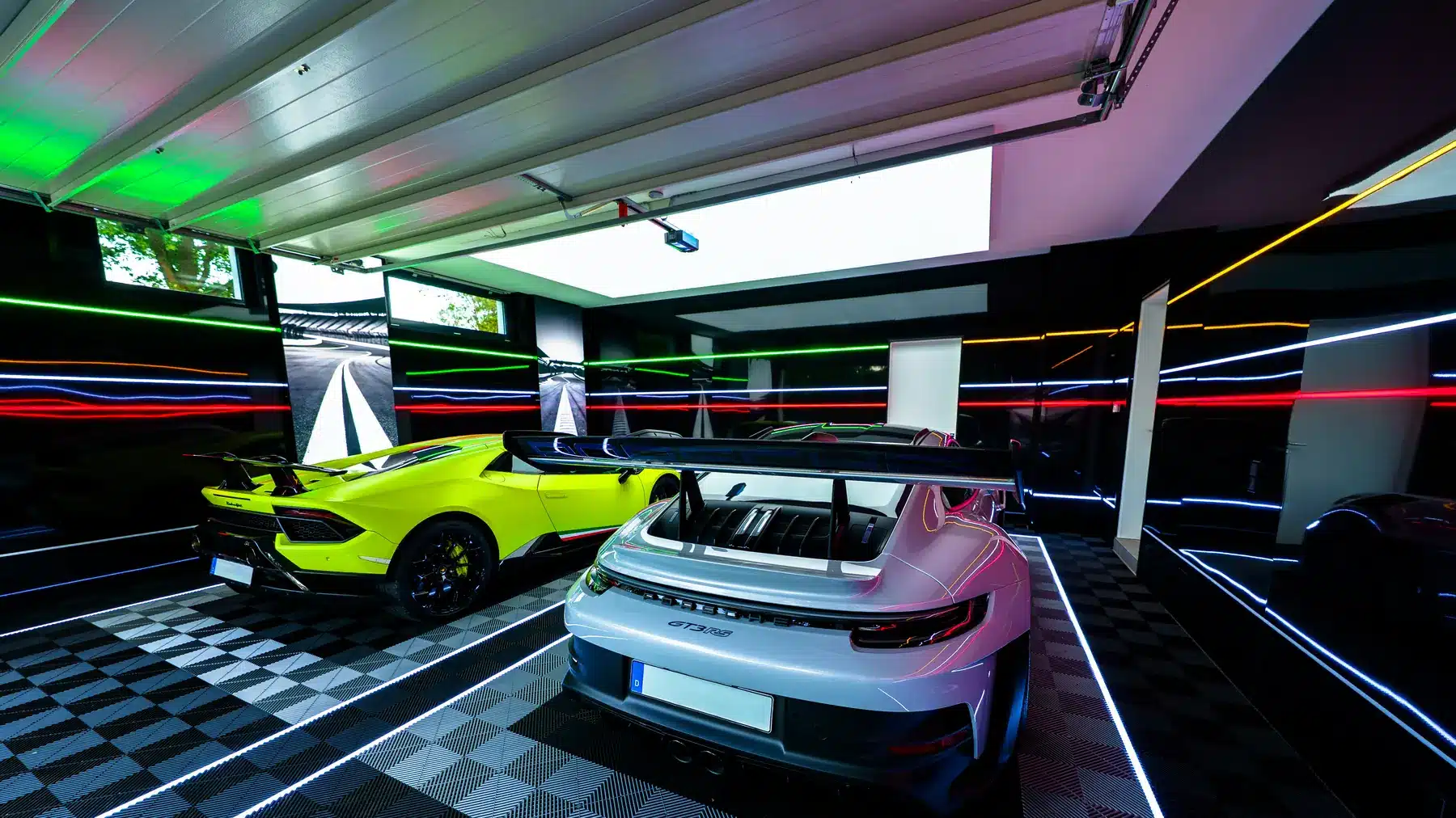 Sportwagen-Garage nachher: Lamborghini und Porsche auf Klickfliesen mit LED-Linien