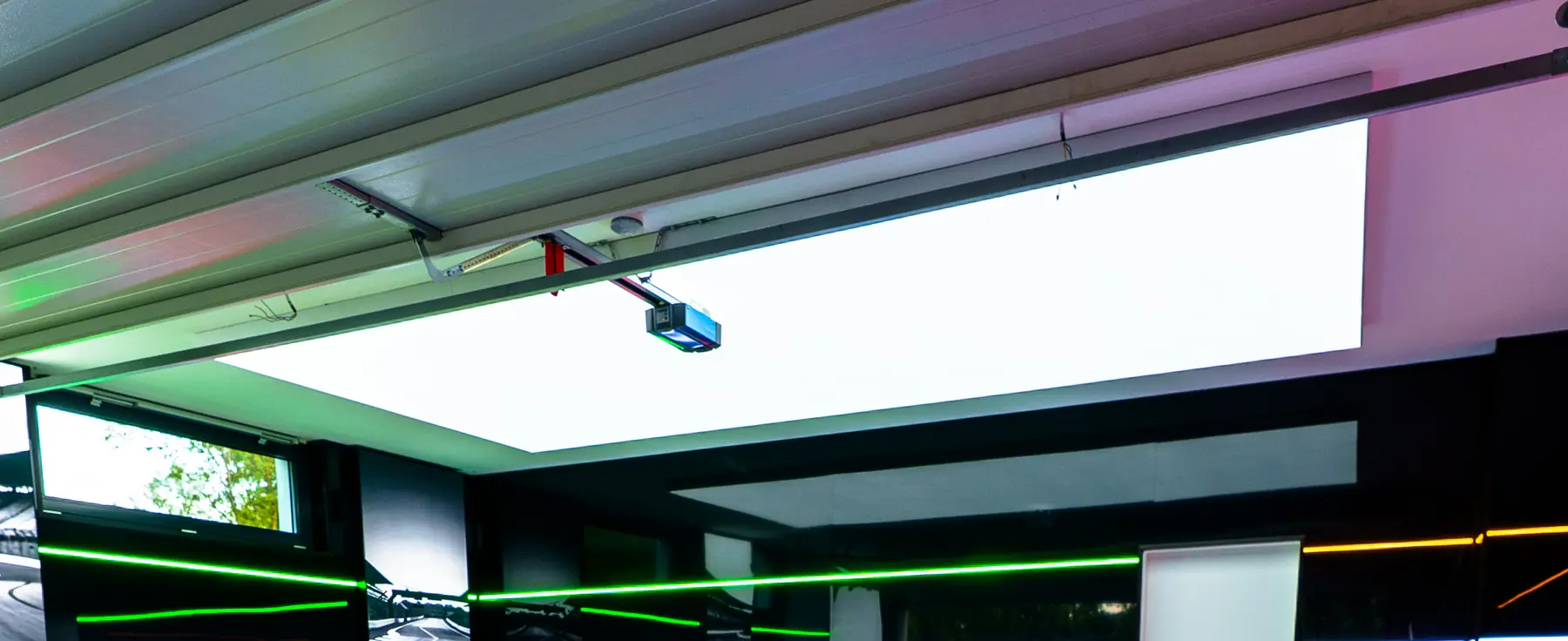 SKY Deckenleuchte über der Autogarage mit LED-Linien an den Wänden