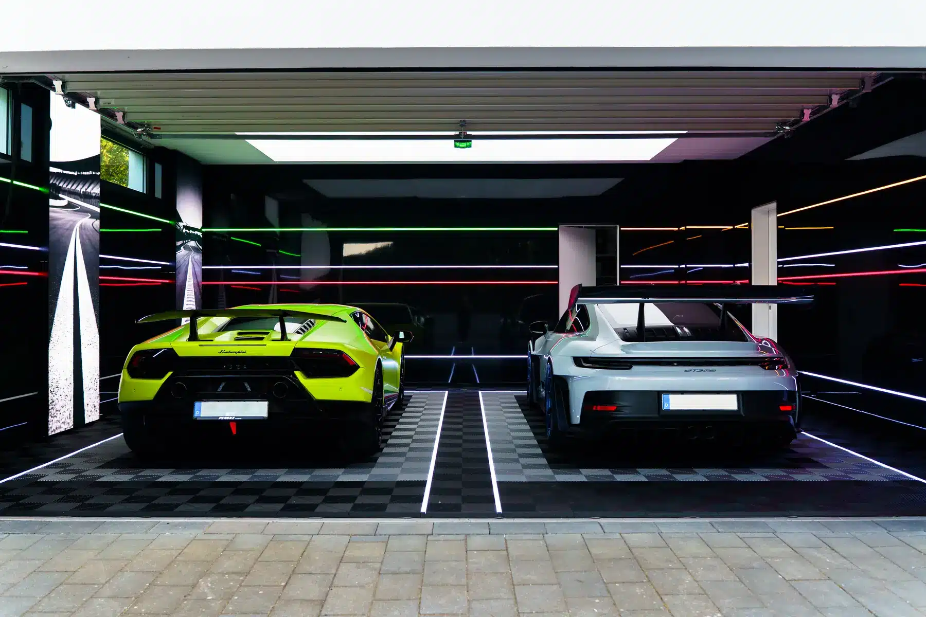 Doppelgarage von MontanaBlack von außen: Klickfliesenboden mit Fahrgasse und weißen LED-Lichtleisten
