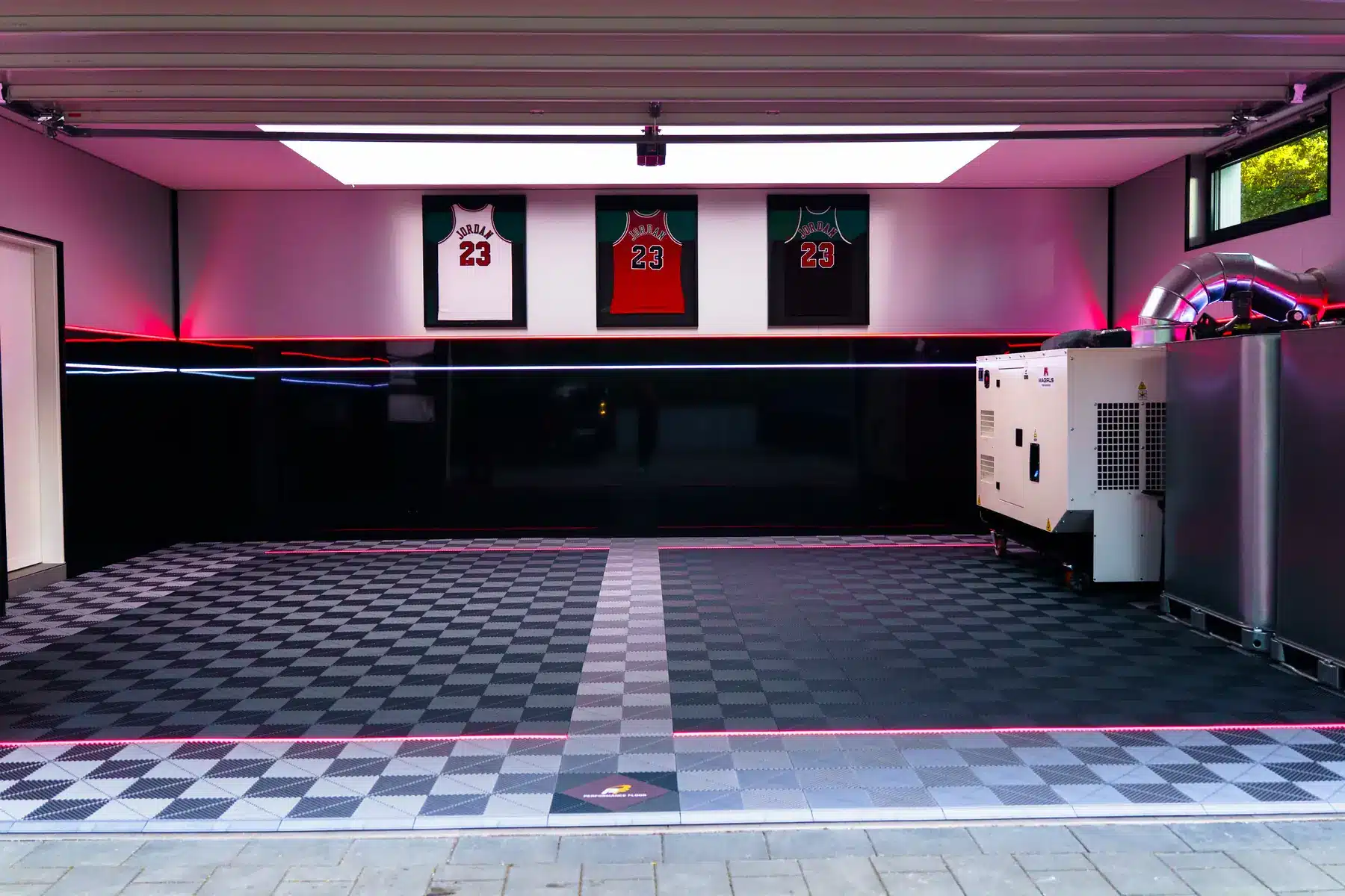 Zweite Doppelgarage nachher: Klickfliesen im Schachbrettmuster, rote LED-Lichtleisten und Logo-Fliese