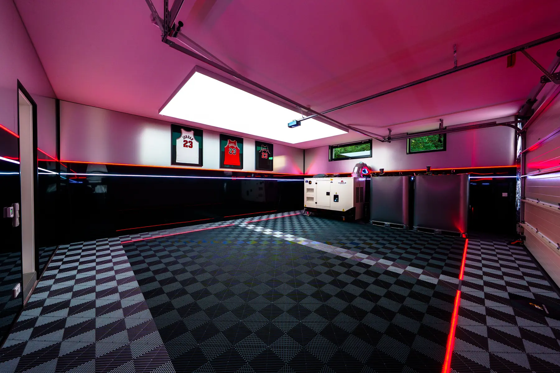 Garage mit diagonalem Schachbrettmuster aus Klickfliesen und roten LED-Leisten