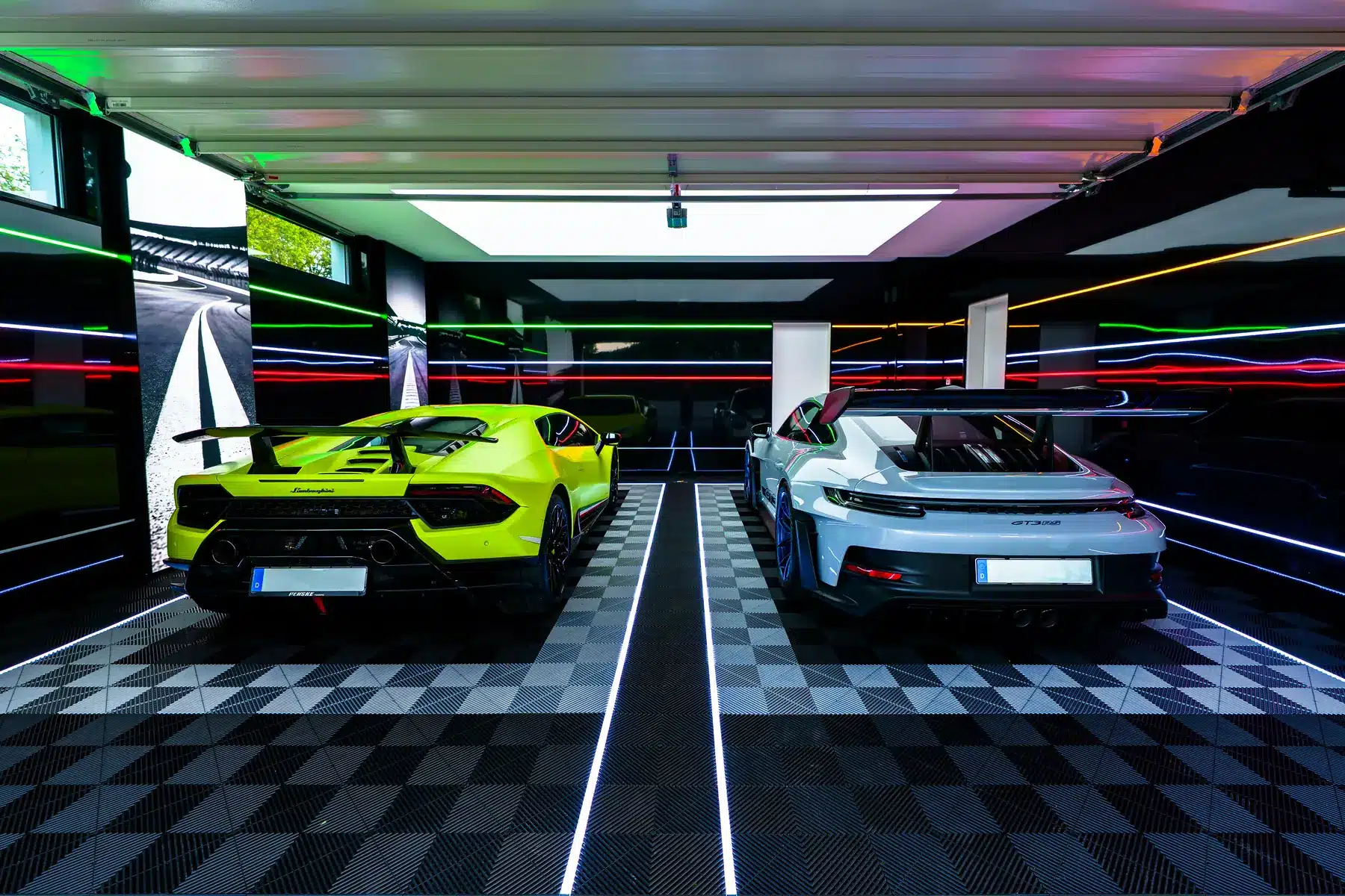 MontanaBlack Garage: Lamborghini Huracán Performante und Porsche 911 GT3 RS auf Performance Floor Klickfliesen mit LED-Lichtleisten