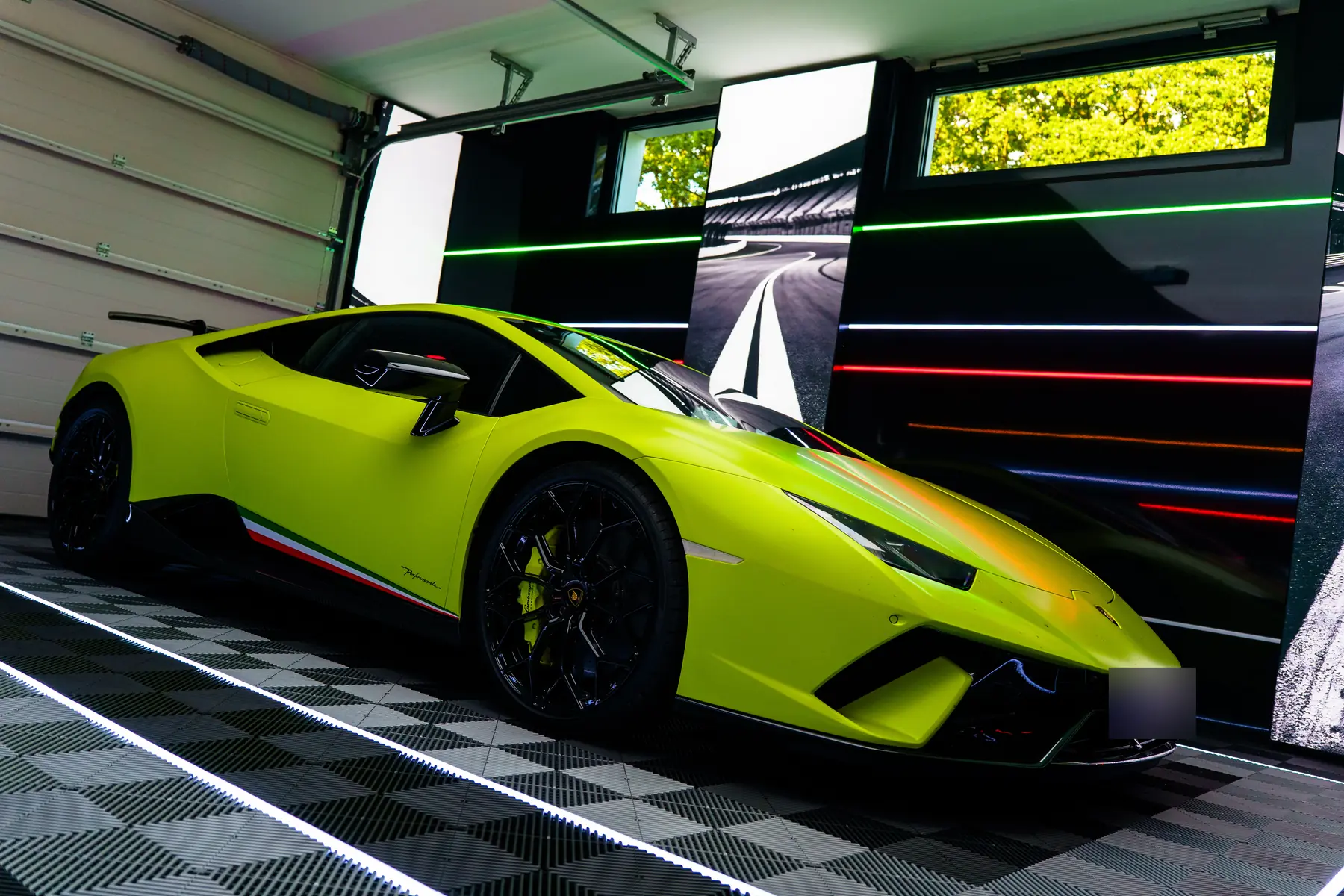 Lamborghini Huracán Performante auf Klickfliesen vor schwarzer Wand mit LED-Linien