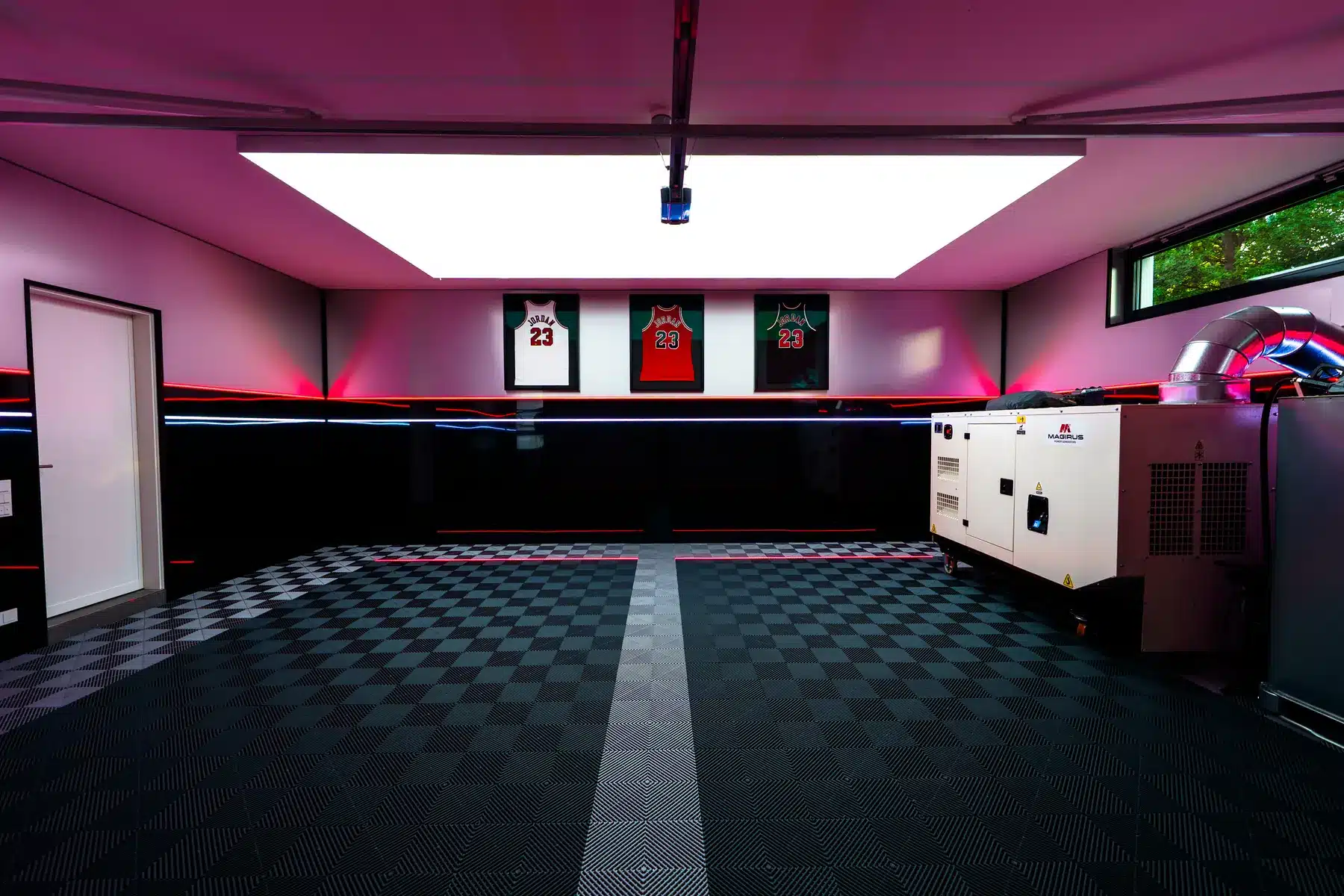 Daily-Garage mit Klickfliesen, roter LED-Linie und SKY Deckenbeleuchtung