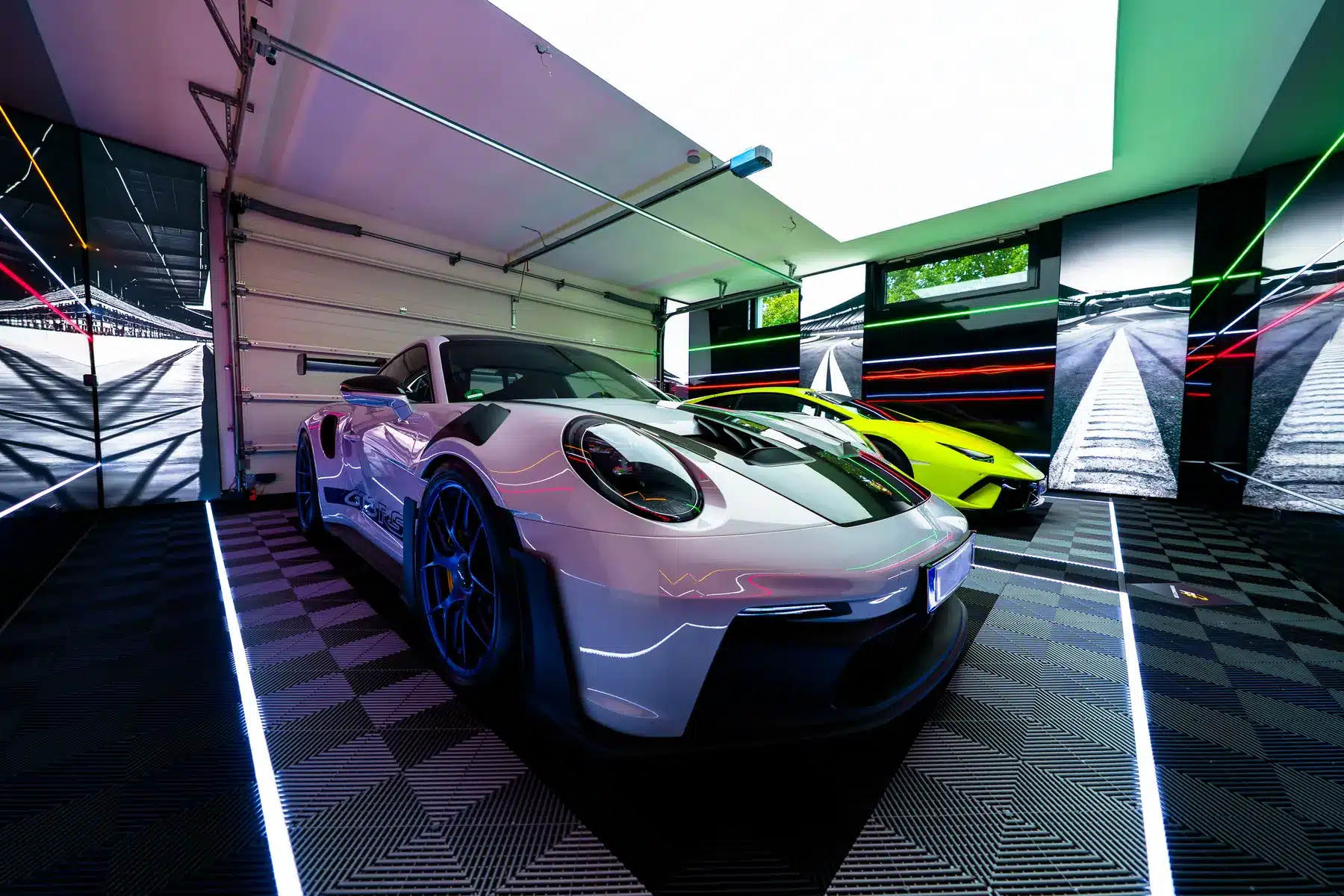 Porsche 911 GT3 RS von vorn in der Performance Garage mit LED-Linien