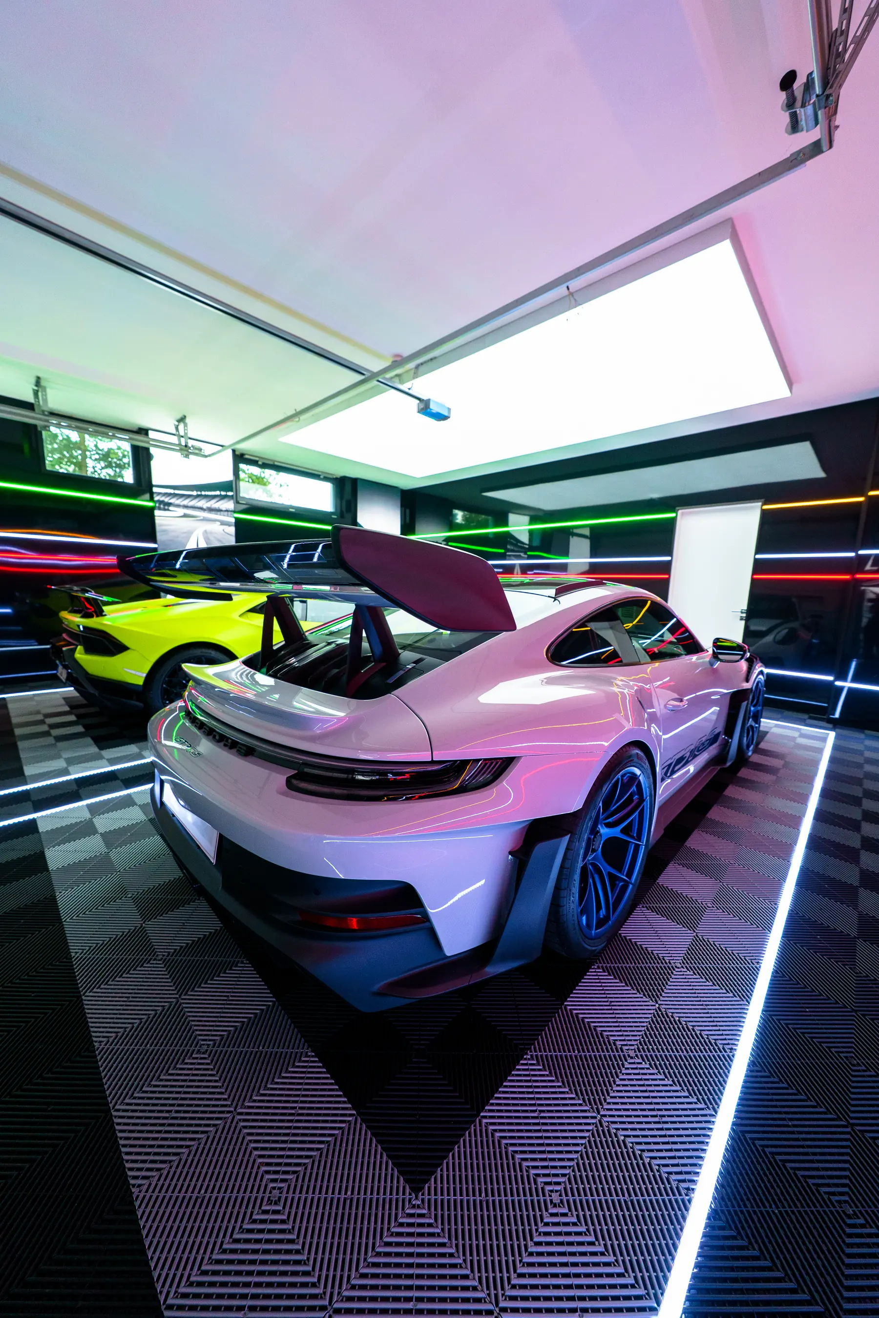 Porsche 911 GT3 RS von hinten auf dem Klickfliesenboden