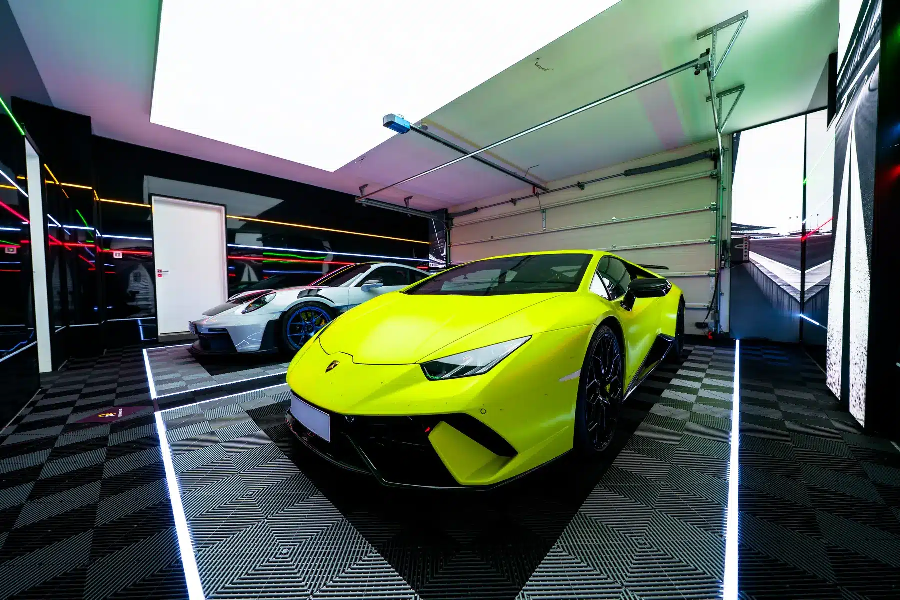 Lamborghini Huracán Performante und Porsche 911 GT3 RS in der Performance Garage