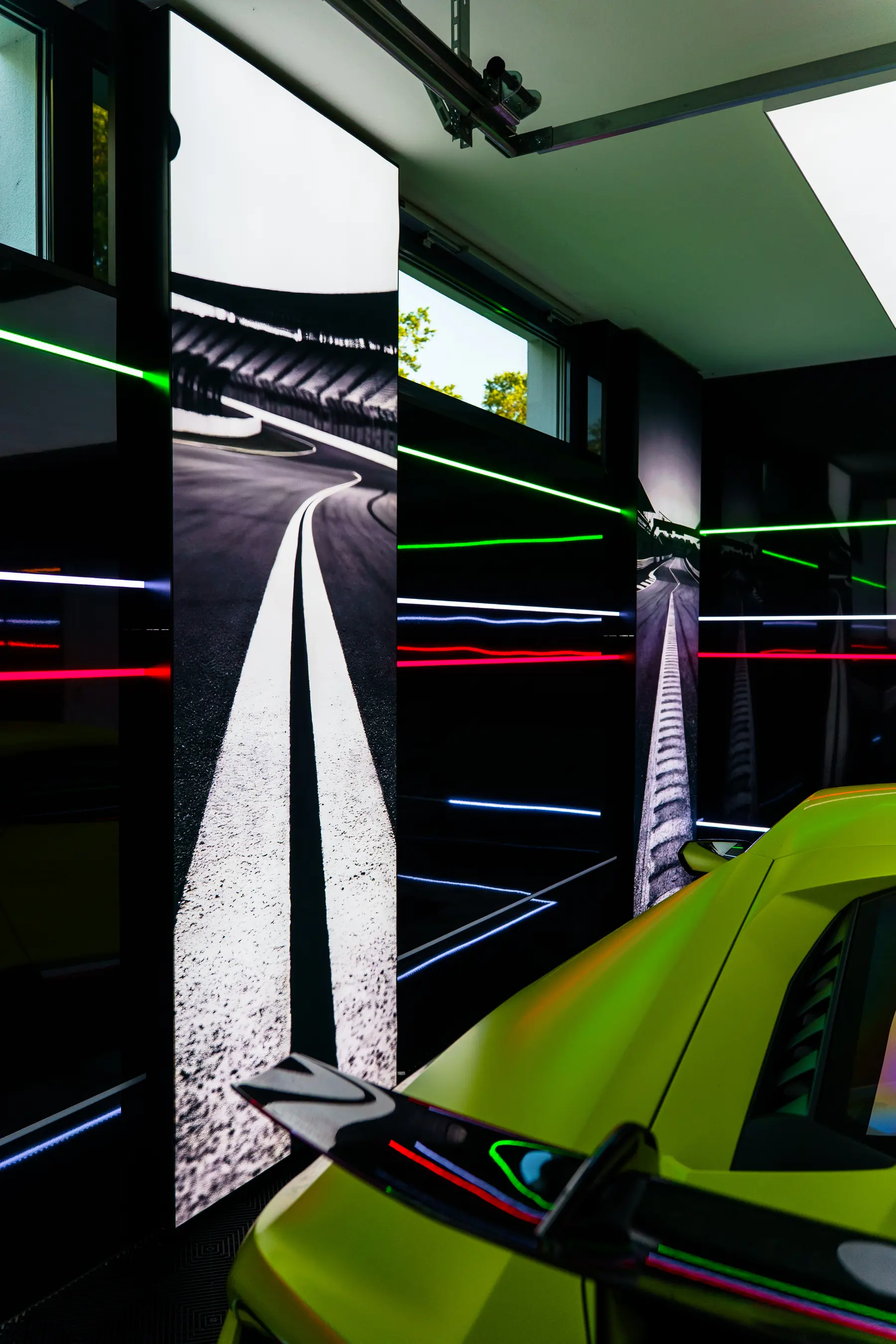 Alu-Dibond-Wand mit LED-Bild und LED-Linien neben dem Lamborghini