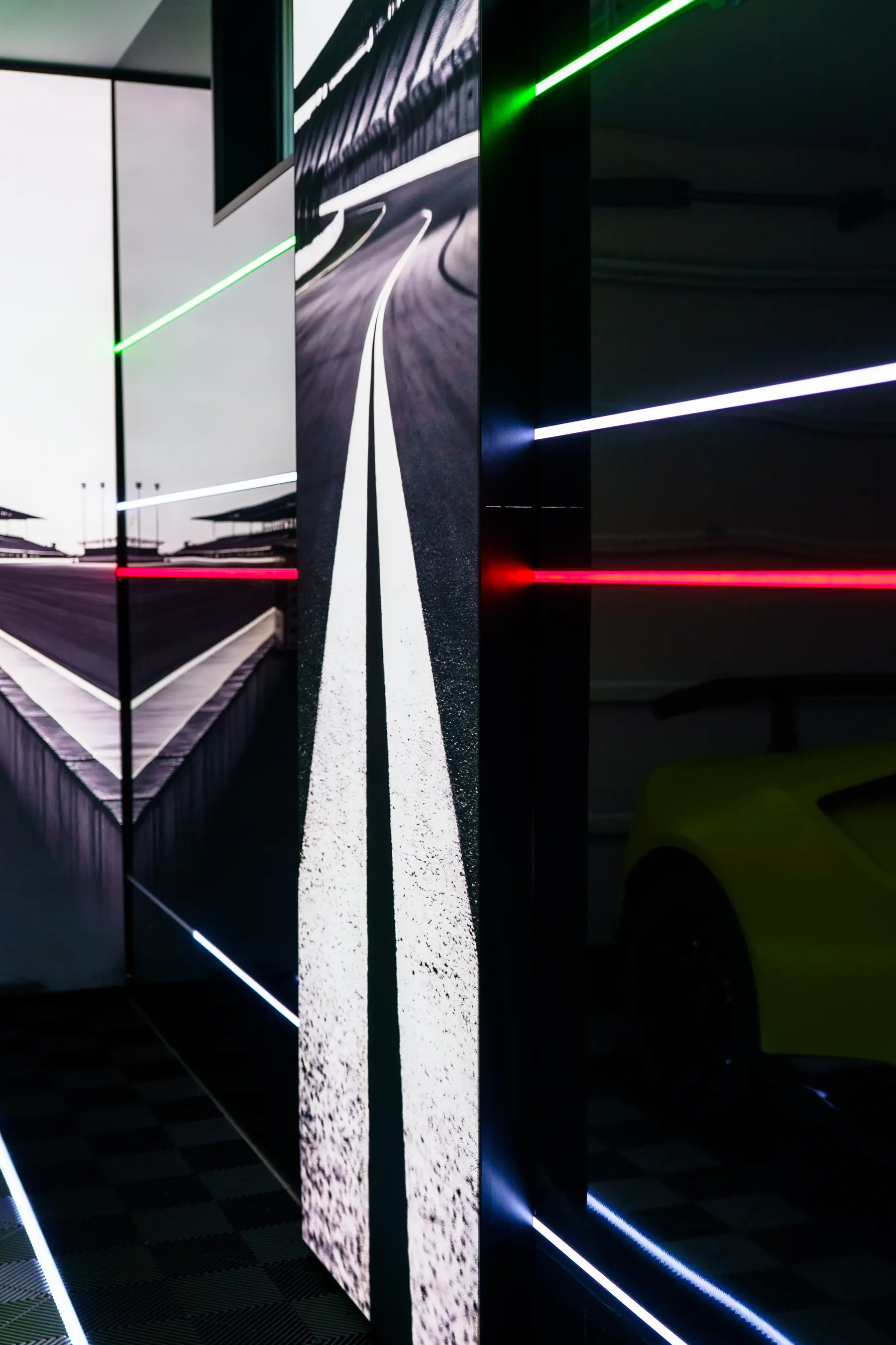 LED-Bild mit Streckenmotiv an der Alu-Dibond-Wand, daneben farbige LED-Linien