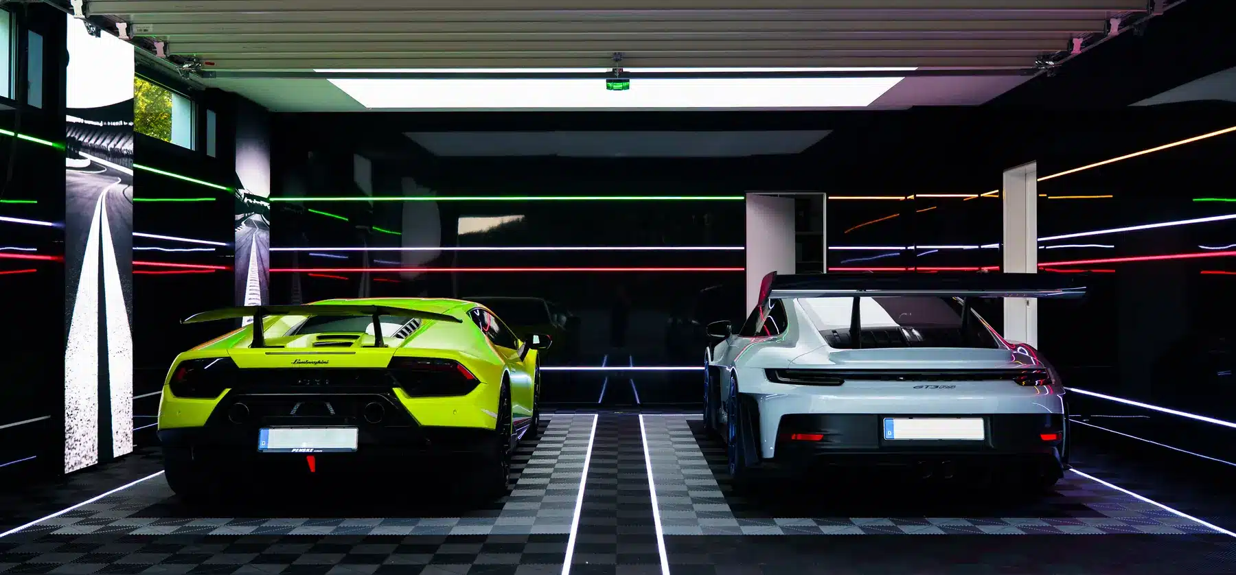 Sportwagen-Garage von MontanaBlack fertig umgesetzt: Klickfliesen, LED-Linien und Alu-Dibond-Wände