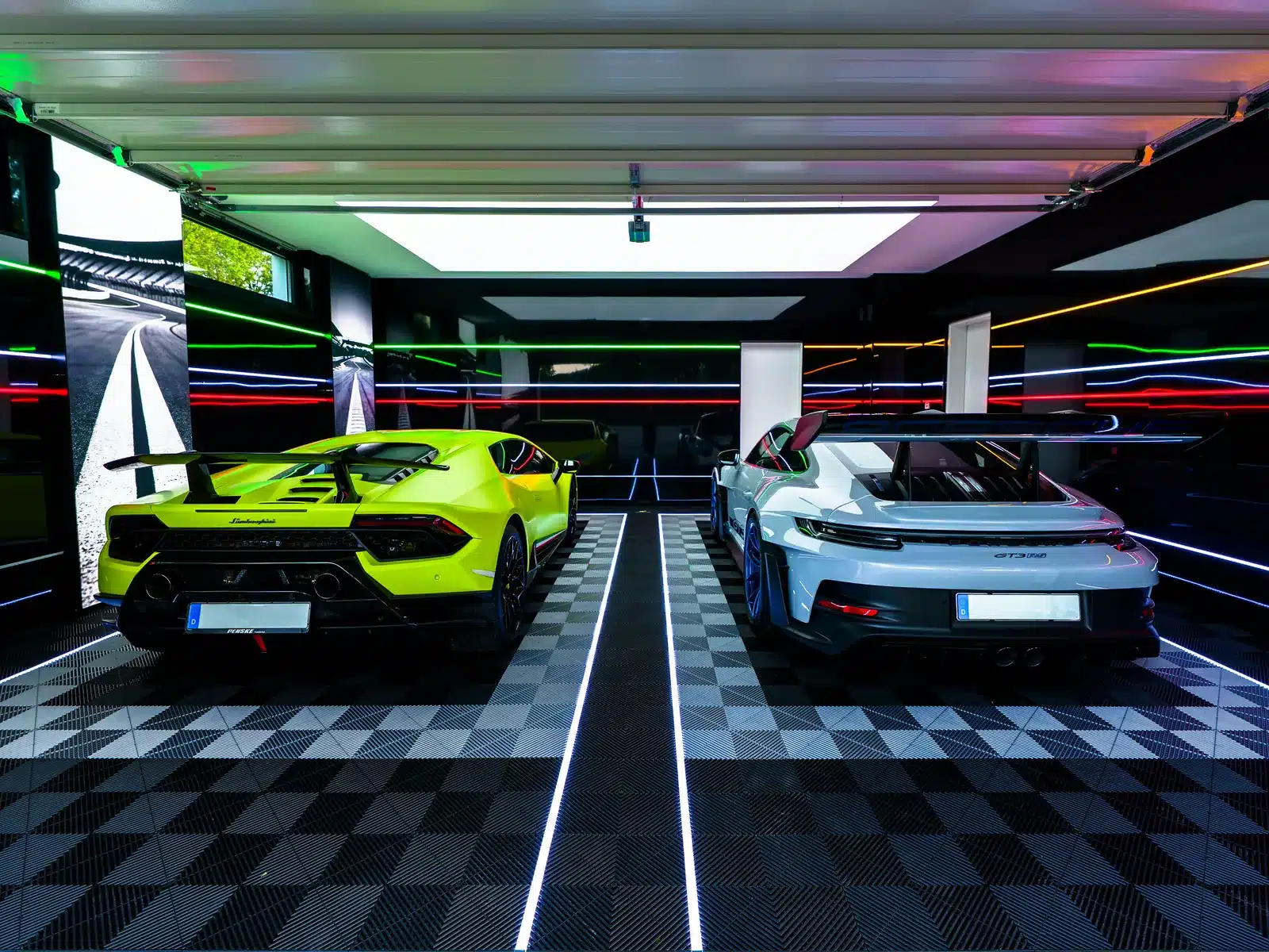 Performance-Floor-Klickfliesen verlegen: Garage mit schwarz-grauem Boden und LED-Leisten, darauf ein Lamborghini und ein Porsche