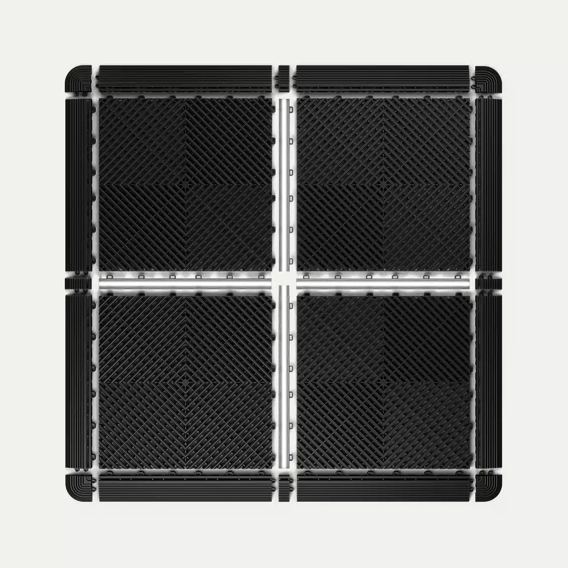 Verlegeanordnung: vier 40 × 40 cm Klickfliesen mit Seitenteilen mit Stiften, Seitenteilen mit Ösen und Eckteilen